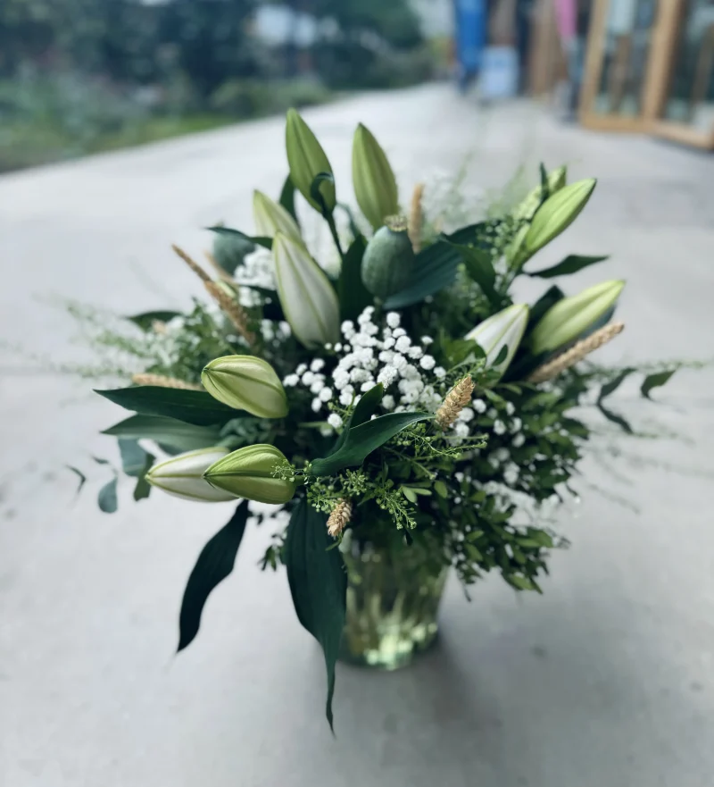 Bouquet Stockelois Monsieur Fleur composé de lys blancs et de fleurs blanches